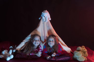 Çocuk oyuncak ayılar ile parti pijama var