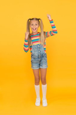 Ayrılık tedaviyi bitirir. Neşeli bebek. Ucunun kırılmasını engelle. Tedavi saç kırığı. Kırık saçlar için güzellik ilacı. Kırık uçlardan kurtul. Şirin, gülümseyen bir kız uzun saçlı, at kuyruklu bir kız.