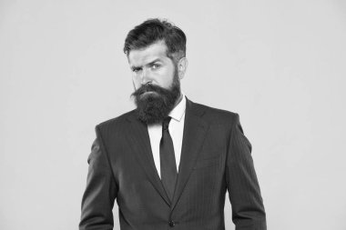 O bir hayat ikizi. Ciddi niyetler. İş adamı kıyafeti. Yakışıklı sakallı adam CEO. Başarılı ve karizmatik patron. Liderlik. İşinde kendini geliştir. Kendinden emin ve ciddi bir erkek.