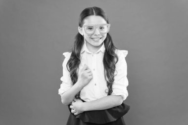 O hazır. Üniformalı bir kız. parti gözlüklü çocuk. turuncu arka planda akıllı ve akıllı çocuk. Okula geri dön. komik çalışma. bilgi günü. mutlu çocukluk. küçük kız öğrenci