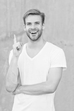 Maço adama ilham verdi. Yaz erkek modası. Bir fikri var. Tıraşsız bir adam stil sahibi bir saç stili. Sakallı adam gündelik tarzda. Erkek güzelliğinin portresi. Genç, seksi, gri arka plan. ilham kavramı