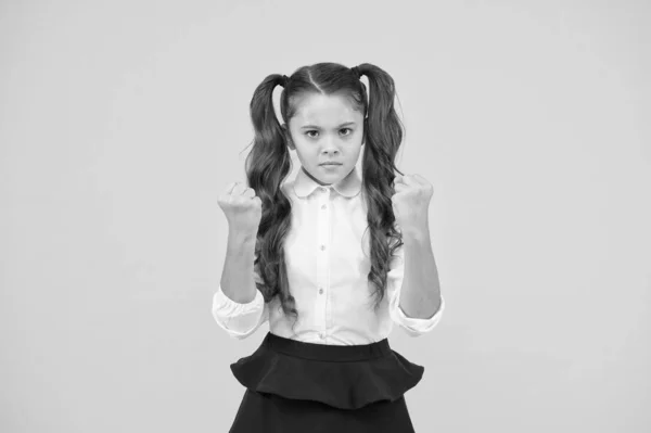 Angry Kid. Schattig schoolmeisje. Schoolmeisje leerling lang haar schattig paardenstaarten kapsel. Efficiëntie studeren. Emotionele expressie schoolmeisje. Educatief programma. Homeschooling een bezoek aan de reguliere school — Stockfoto