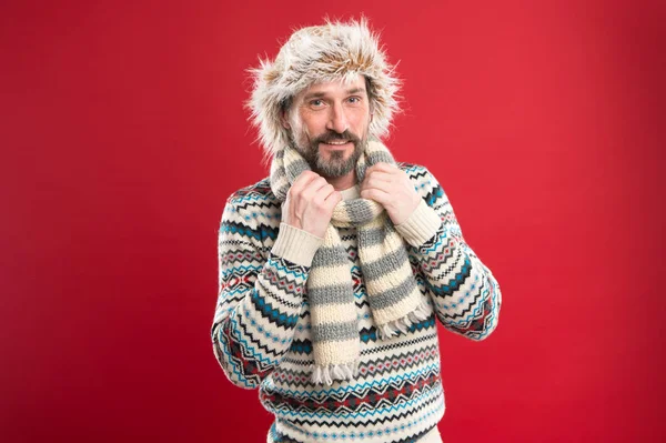 Lustigt sätt. Hipster vintertillbehör. Gammal kille med skägg och mustasch gillar att bära ovanliga saker. Hipster mode stil. Man skäggig hipster bära lurvig hatt randig halsduk och stickad tröja — Stockfoto