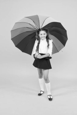 Pozitif titreşimler. Her şey kontrol altında. Süslü bir kız öğrenci. Şemsiyeli kız. Yağmurlu bir gün. Mutlu çocukluk. Gökkuşağı şemsiyesi. Şemsiyeyle mutlu bir çocuk. Sonbahar hava durumu. Yağmurlu gün için aksesuar