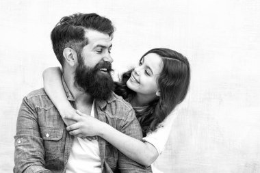 Aile kucaklaşması. Baba ve kızı sarılmak ışık arka plan. Baba kız ilişkilerini güçlendirmek. Çocuk ve baba en iyi arkadaşlar. Dostane ilişkiler. Babalar günü konsepti. Sevimli baba ve sevimli çocuk