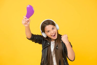 Ritme göre dans et. hippi şehirli stil kızı. Kulaklıklı çocuk. Küçük kız en sevdiği şarkıyı söyler. Pop yıldızı olduğunu hayal et. Karaoke söylemek. Şarkıcı deri ceketi. Çocuk dinle rock müzik. Okul radyosu DJ 'i