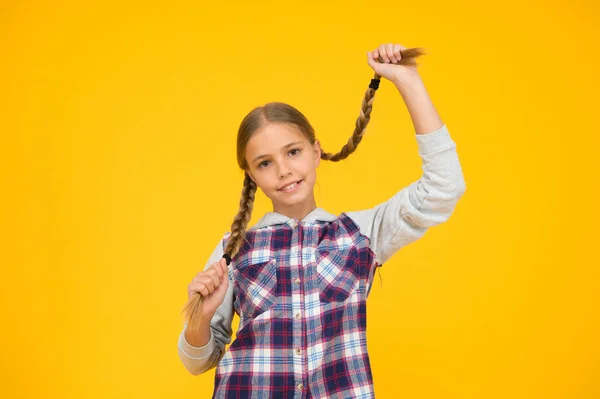 Χαρούμενο σχολικό στυλ. Παιδική μόδα. Χαριτωμένα ξανθά μαλλιά. Παιδική ευτυχία. Χαρούμενη ημέρα των παιδιών. μικρό κορίτσι καρό σακάκι. Φθινοπωρινή. Hipster κορίτσι κίτρινο φόντο. Θάρρος για δράση — Φωτογραφία Αρχείου