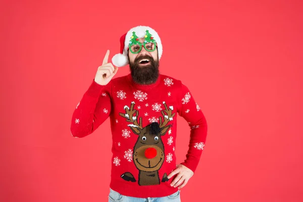 季节的精神。冷天穿暖和的衣服。寒假季节。长胡子的男人，三顶帽子，红墙。快乐的圣诞节。戴着圣诞派对眼镜的男性。新年快乐。有趣的嬉皮士针织毛衣 — 图库照片