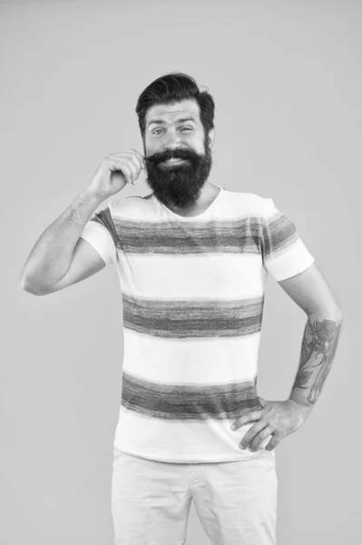 Uma verdadeira alegria. maduro brutal cara listrado camisa. barbearia de moda masculina. As férias de verão estão a decorrer. bigode de marinheiro feliz. Junta-te à minha onda. conceito de verão. estilo marinho. homem barbudo hipster parede amarela — Fotografia de Stock