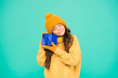 Başarılı bir alışveriş. Teşekkür ederim. Hatıra kutusu. Küçük kız sıcak tutacak elbiseler. Küçük gizli hediye kutusu. Onun için hoş bir sürpriz. Kış tatiline yardım. Aziz Nicolas Günü. xmas alışveriş satışları