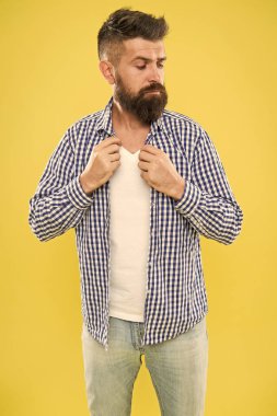 Düşünceli ifade. Düşünmem gerek. Düşünceli adam karar verme konusunda tereddüt ediyor. Hipster sakallı yüzü bir şeyde emin değil. Sarı arka planda düşünceli sakallı adam yakın. Bazı şüphelerin var.