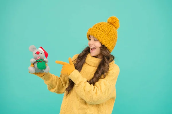 Olha para isto. menina feliz apontando brinquedo de Natal. a pequena criança na roupa quente mantém o presente. Feliz Natal. felicidade de estação de inverno. Vamos celebrar o Natal. O ano novo chegou. xmas compras e preparação — Fotografia de Stock