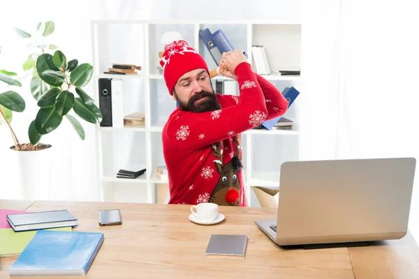 Szerződéses jog, hogy ne dolgozz karácsony napján. Az őrült munkás kalapáccsal semmisíti meg a laptopot. Ne dolgozz karácsonykor. Foglalkoztatási jogok fogalma. Fizetett szabadságon töltött napok. Szenteste kénytelen dolgozni. — Stock Fotó