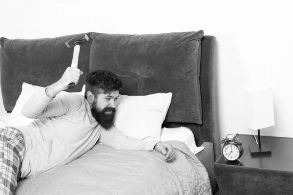 Routine de vie. Concept de sommeil sain. homme barbu hipster veulent dormir. le bruit détestable du réveil. Un type irrité détruit une horloge ennuyeuse. Homme réveillé malheureux avec réveil sonne. Dormir plus longtemps — Photo