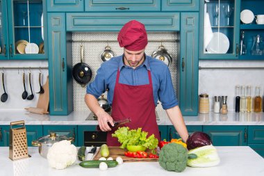 Yağını değiştir. Kilo kaybı ürünü. Diyetine ekle. Organik gıdaların sağlıklı faydaları. Adam şarap sirkesi döktü. gizli malzeme. Genç aşçı mutfakta. önemli besin kaynakları