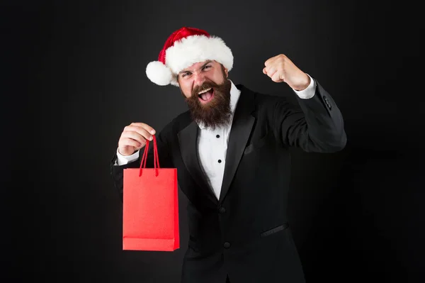 冬の寒さと戦うために必要なものはすべて。喜びを持って買い物。髭の男は買い物袋を持っている。新しい年のギフトを買いなさい。プレゼントを買う。クラブ会員割引。購入した商品を — ストック写真