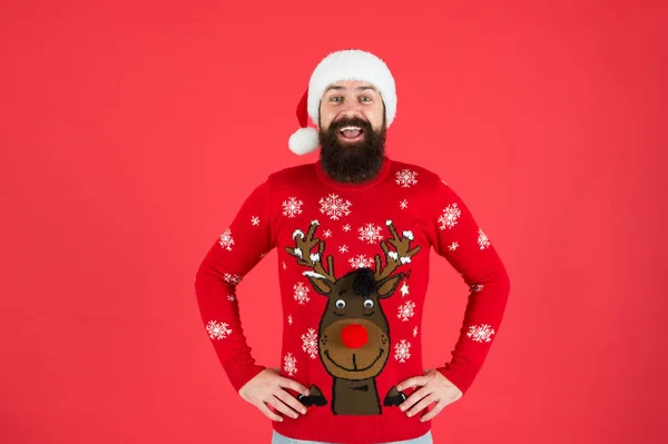 Allegro hipster divertente maglia maglione. vestiti caldi in inverno freddo. umore di stagione di festa. barbuto uomo Babbo Natale cappello sfondo rosso. Buon Natale a tutti. pronto per la festa di Natale. felice anno nuovo — Foto Stock