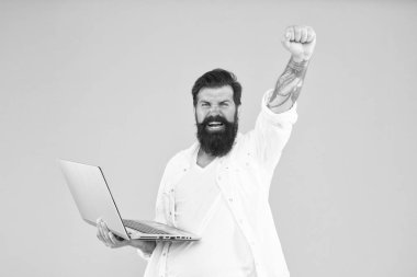 Başarılı geliştirici. Defteri olan sakallı adam. Online alışveriş. Dizüstü bilgisayarlı programcı. İnternette sörf yapıyorum. Online ödeme. Online satın alma. Defter kullanan adam. Dijital dünya. Programlama kavramı