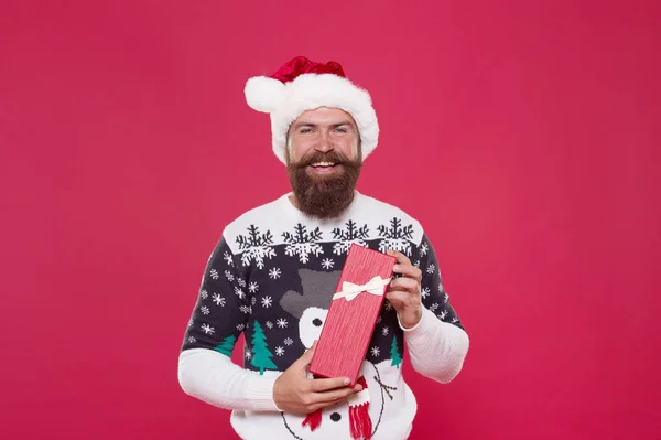 Última oportunidad para pedir regalos de Navidad. Feliz día de fiesta. vacaciones de invierno. Feliz navidad para ti. hombre feliz mantenga la caja presente. hipster maduro con regalo. concepto de compras de Navidad — Foto de Stock