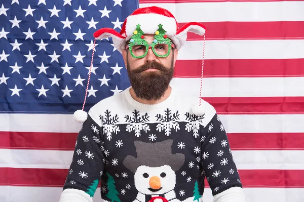 Empecemos. Hombre americano barbudo celebrar el año nuevo. Bandera nacional. El hipster patriótico celebra las vacaciones de invierno. Toda la fiesta de Navidad americana. Navidad en USA. Santa sobre fondo de bandera americana —  Fotos de Stock