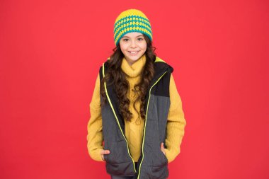 İyi hissediyorum. Kış hava tahmini. Sıkı giyin. Çocuklar için moda. Eşleşen aksesuar seç. Aksesuar dükkanı. Kış aksesuarı. Parlak aksesuar. Örgü şapkalı küçük sevimli kız.