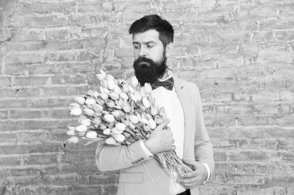 Macho szerzés kész romantikus dátum. Tulipánok neki. Ember jól ápolt szmoking orr nyakkendő tart virágok csokor. Az őszinte szívvel. Dolgokat, hogy az ember Úr. Romantikus férfi virágokkal. Romantikus ajándékunk — Stock Fotó