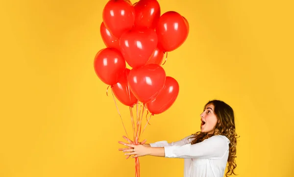 Jeden jedyny. Wesołych Walentynek. Dziewczyna dostała balon od Valentine 'a. miłość i radość. Szczęśliwa kobieta balon prezent kilka. 14 lutego ulubione święto. Zaskoczony miłością. balon helowy na imprezę — Zdjęcie stockowe