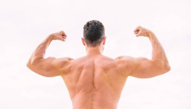 Ben en iyisiyim. Çıplak sırtı olan Maço gücünü gösteriyor. kaslı geri adam beyaz izole. Sporcu zaferi kutluyor. Spor salonunda sportif handome erkek eğitimi. Atletik fitness yarışması