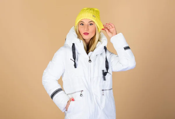 Modern stil. Fantastisk trendig flicka bär varm jacka och hatt. Bekväma kläder för vardagen i stadsrummet. En modebutik. Ungdomsmode. Modekläder. Vintertrend. Måste ha gjort det. Gatustil — Stockfoto