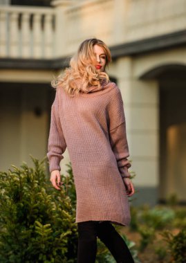 Uçuyor gibiyim. Kaşmir yün kazak. Sıcak, büyük giysiler. Seksi kadın açık havada güneşli hava. Serbest stil rahat. Sonbahar modası. Sarışın kız sonbahar kıyafeti. Kız yumuşak örgü elbise