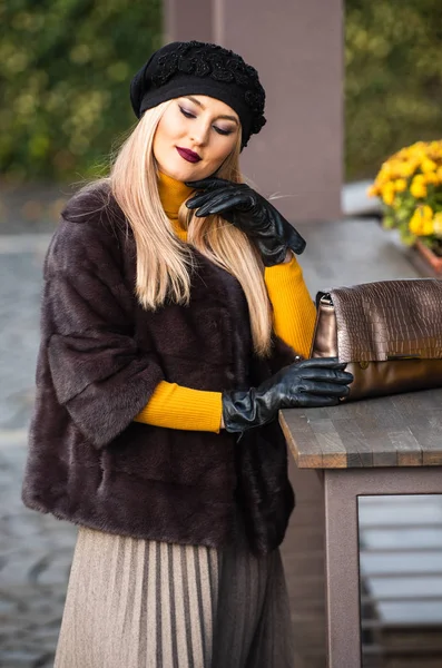 Benefits to wearing fur. elegant woman wear fur coat. beauty and fashion. autumn and winter style. Incomparable Warmth. faux fur vs real fur. visual aesthetics. luxury and success concept — Stock Photo, Image