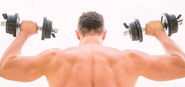 Acı geçicidir, gurur sonsuza dek sürer. Güçlü sırtı ve kolları olan sporcu. Spor ekipmanları. Vücut geliştirme sporu. Spor yaşam tarzı. Halter egzersiz salonu. Dambıl arka görünümü ile egzersiz kas adam