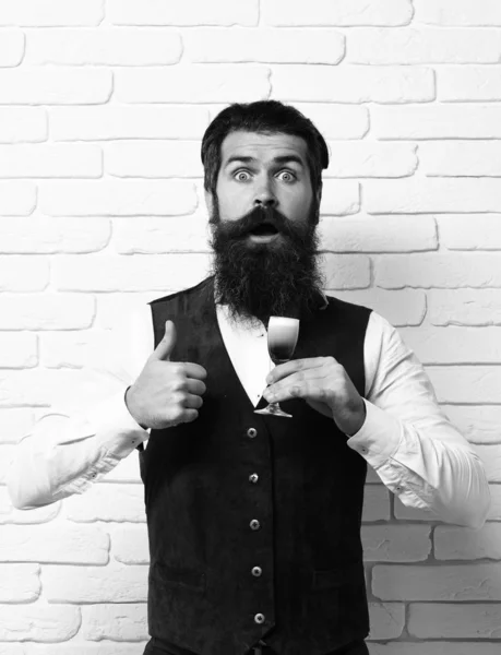 Zaskoczony przystojny brodaty mężczyzna z długą brodą — Zdjęcie stockowe