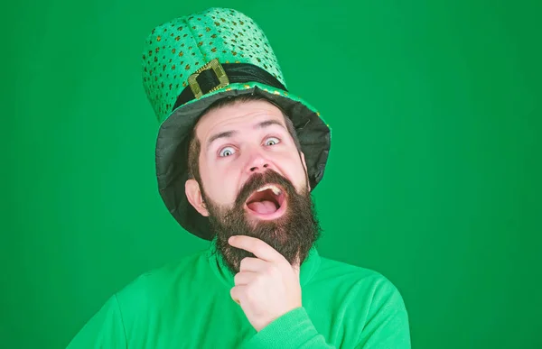 お祝いの緑色の部分。聖パトリックの日の休日。幸せなパトリックの日。世界的な祭典。St パトリック日の休日パレード shamrocks アイルランドのすべてのものの知られています。流行に敏感な摩耗帽子にひげを生やした男 — ストック写真