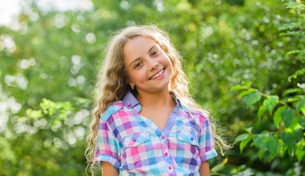 Barnens dag. Vackert barn utomhus. naturlig skönhet. liten flicka långt hår. Lycklig barndom. perfekt frisk hud. Ungdom är briljant. Sommarlov och semester. njuta av bra väder. barnmode — Stockfoto