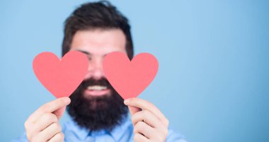 Tek ihtiyacı olan şey sevgi. Hippi gözlerini küçük kalplerle kapatıyor. Aşk kartları olan seksi bir sevgililer günü erkeği. Kırmızı kalp tutan sakallı adam. Sevgililer günün kutlu olsun. Aşkını ifade ediyor, kopyalama alanı