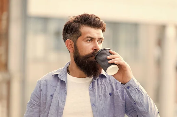 Stemmingsverhogende drank. Hipster houdt een kop drank buiten. Baard man geniet van de drankpauze. Lekker drankje recept. Koffie tijd. Goedemorgen. — Stockfoto