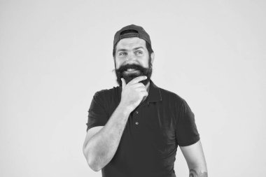 Etkili şampuan. Sakal ve bıyık tımarlama. Olgun hippi sarı arka planını düşünüyorum. Sakallı adam kırmızı gömlek ve şapka. Erkek yaz modası. Berber salonu ve saç bakımı. Son moda ve vahşi olmak.