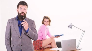 Ofis yöneticisi. Proje yöneticisi ve masaüstünde oturan seksi iş arkadaşı. Arka planda çalışan güzel bir çalışan ile Genel müdür. Resmi yönetici kıyafeti uzun sakallı acımasız kafkas adam