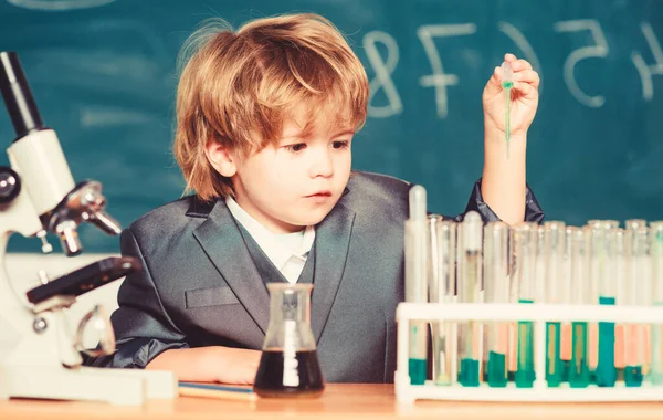Εξερευνήστε τα βιολογικά μόρια. Παιδί μεγαλοφυής. Αγόρι κοντά στο μικροσκόπιο και δοκιμαστικούς σωλήνες στη σχολική τάξη. Τεχνολογία και επιστημονική αντίληψη. Το παιδί μελετά τη βιολογία και τη χημεία στο σχολείο. Σχολική εκπαίδευση — Φωτογραφία Αρχείου
