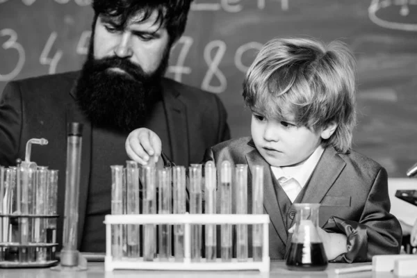 Leraar man met kleine jongen. Biologie Science Lab. vader en zoon op school. Leer chemie in school laboratorium. Terug naar school. Wetenschapper onderzoek en experimenten. Ik zink ik hou van je — Stockfoto