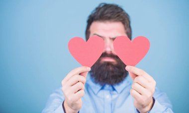 Adam sevildiğimi hissediyorum yapma. Adam sakallı hippi Kalp Sevgililer kartı ile. Aşkı kutlamak. Adam çekici sakal ve bıyık romantik ruh hali. Duygu aşk. Tanışma ve ilişkiler kavramı. Mutlu aşk