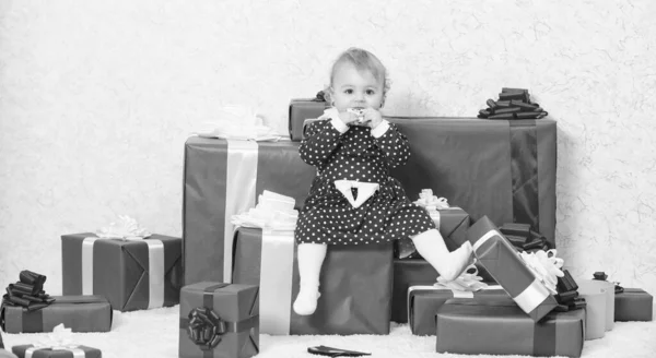 Petite fille jouer près de pile de boîtes-cadeaux. Bébé premier Noël une fois dans la vie événement. Vacances en famille. Cadeaux de Noël pour tout-petit. Cadeaux pour enfant premier Noël. Célébrez le premier Noël — Photo