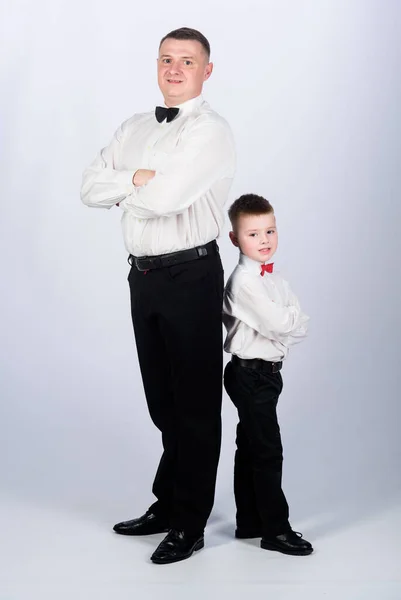 Niño pequeño con papá hombre de negocios. Día de la familia. niño feliz con padre. reunión de negocios. Esteta. moda masculina. padre e hijo en traje formal. estilo esmoquin. pareja de esmoquin. esmoquin — Foto de Stock