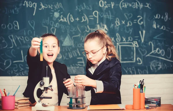 Flickor skoluniform upptagen med att bevisa sin hypotes. Skolprojekt utredning. Skol experiment. Vetenskaps koncept. Gymnasieelever med djupgående studier av naturvetenskap. Privat skola — Stockfoto