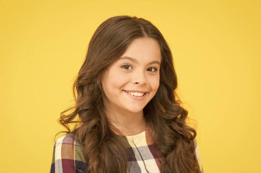 Kıvrımlı kıvrımlı kavisli. Gevşek ama cilalı bukleler. Moda modası. Sıkıca tanımlanmış halkalardan kumsal dalgalarını kaybetmeye kadar. Kıvırcık ve mutlu. Küçük gülümseyen kıvırcık saçlı çocuk. Mükemmel kıvırcık saç stili