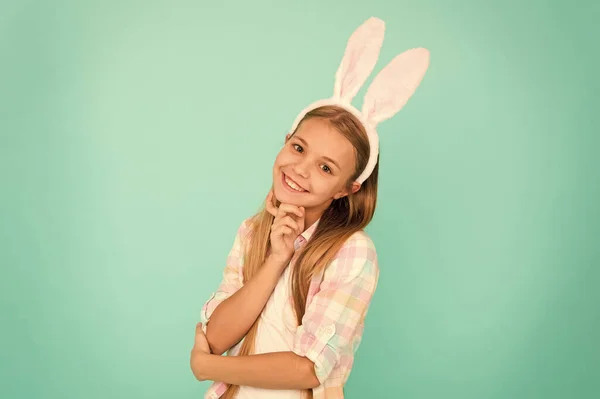 Çok güzel tatlım. Sevimli küçük kız tavşan kulaklar kafa bandı takıyor. Paskalya tavşanı kıyafetleri içinde seyir. Paskalya tavşanı tarzında küçük kız çocuğu. Paskalya kostüm partisi için moda aksesuar — Stok fotoğraf