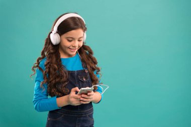 Çevrimiçi eğlence. Bedava müzik uygulamaları. Bedavaya dinle. Müzik hesabı aboneliği al. Müzik konseptinin tadını çıkar Mükemmel sesin tadını çıkar. Küçük kız müzik dinler modern kulaklıklar ve akıllı telefon