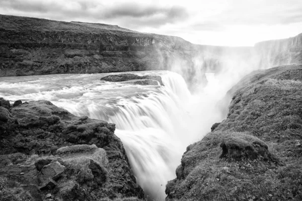 Krása kaňonu. Vodopád ležící v kaňonu na Islandu. Říční vodopád. Voda krásně teče proudem. Příroda. Návrh islandských turistických destinací. Vodopád na Islandu. Vlhký vzduch — Stock fotografie