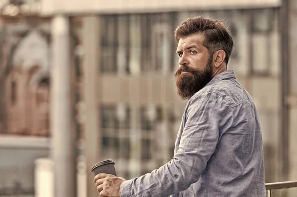 Goedemorgen koffie. brutale hipster met koffie kopje. energiekosten. Mannelijke kapper zorg. Kopieer ruimte. doordachte man drinken take-away koffie. koffie in de ochtend. Volwassen hipster met baard. Bearded Man ontspannen — Stockfoto